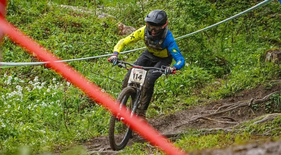 Erstes-Downhill-Doppelpack-der-Saison