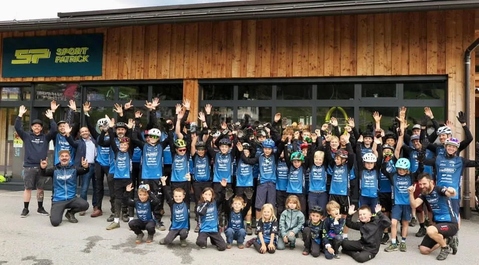 Praesentation-unserer-neuen-Trikots-
